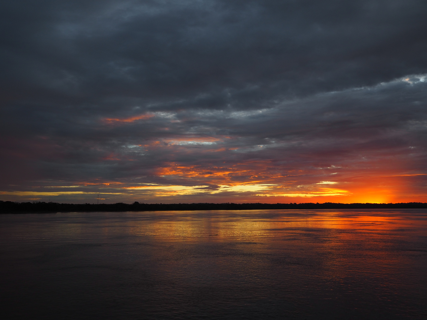 Sonnenuntergang am Amazonas